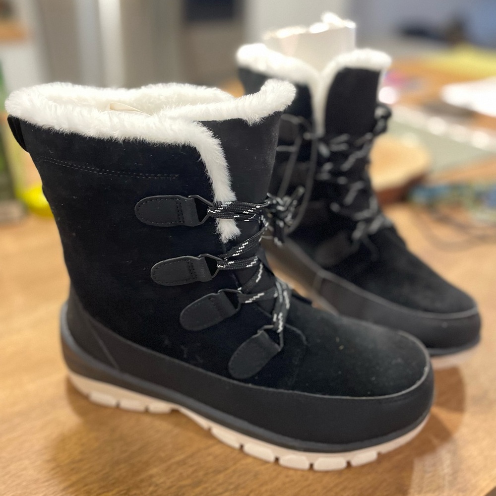 Snow boots size 9 Black with white faux fur lining